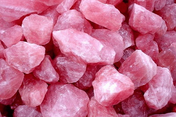 Tác dụng đá thạch anh hồng trong phong thủy là biểu tượng của tình yêu và hạnh phúc