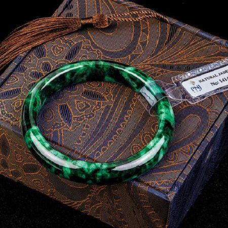 Đeo vòng cẩm thạch có ý nghĩa gì và cách sử dụng ra sao?